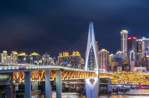 Panoramic view of Qiansimen Bridge and Yuzhong peninsula skyline from Hongyadong level 11